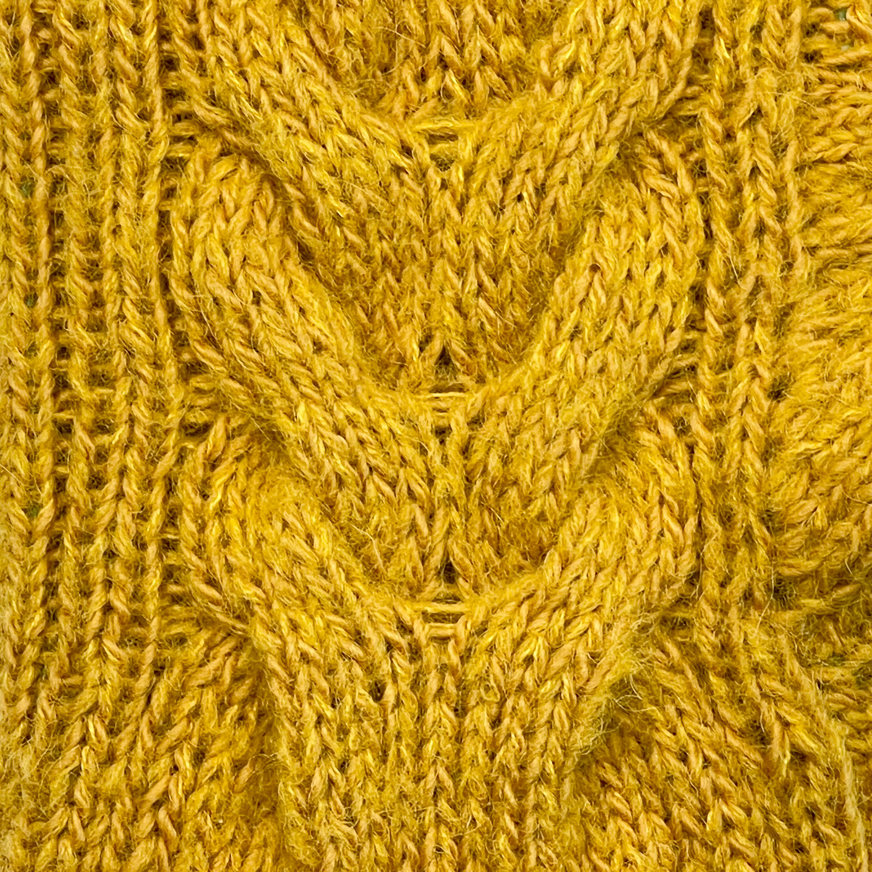 Detail pletýnky na pletených rukavicích